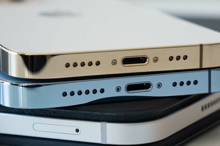 Ilustrasi penggunaan port USB Type-C di perangkat iPhone 15 dan iPad