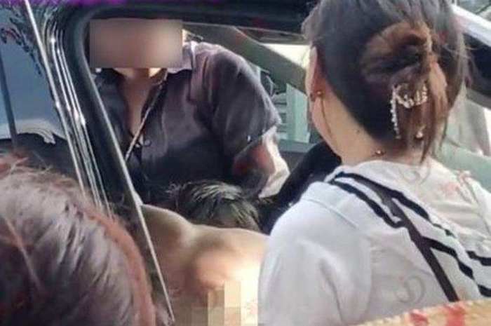Pergoki suami selingkuh istri hajar selingkuhan.