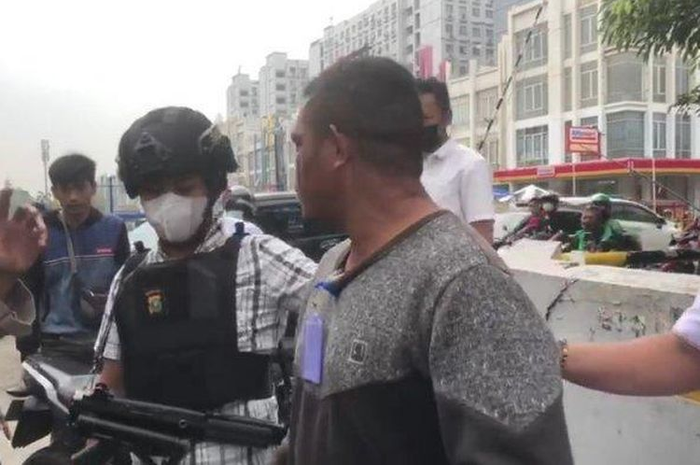 Razia debt collector polisi bersenjata laras panjang sejumlah orang ditangkap