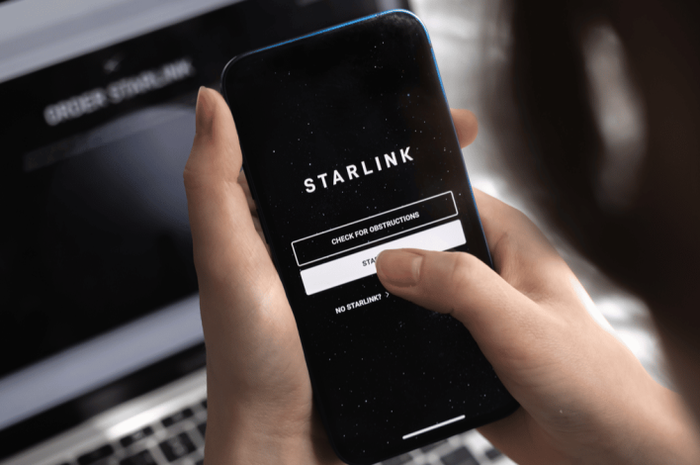 Ilustrasi penggunaan internet satelit starlink di perangkat iOS