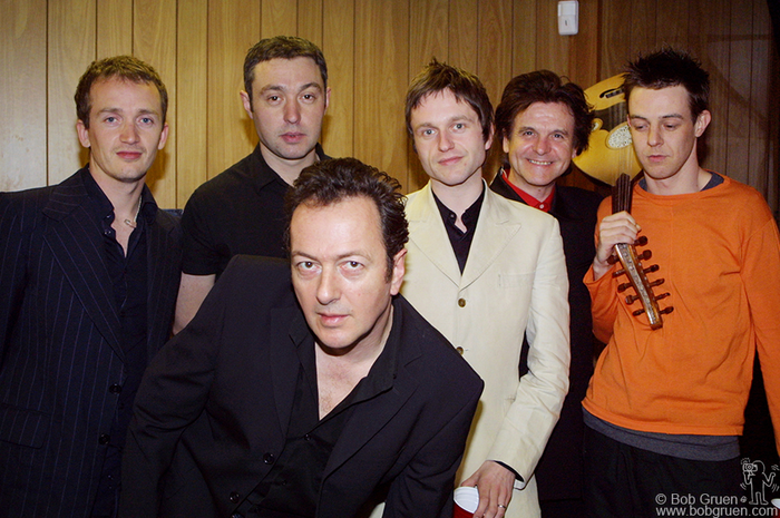 Joe Strummer rilis boxset musik 'Joe Strummer 002: The Mescaleros Years' bersama band The Mescalaros bulan September 2022.