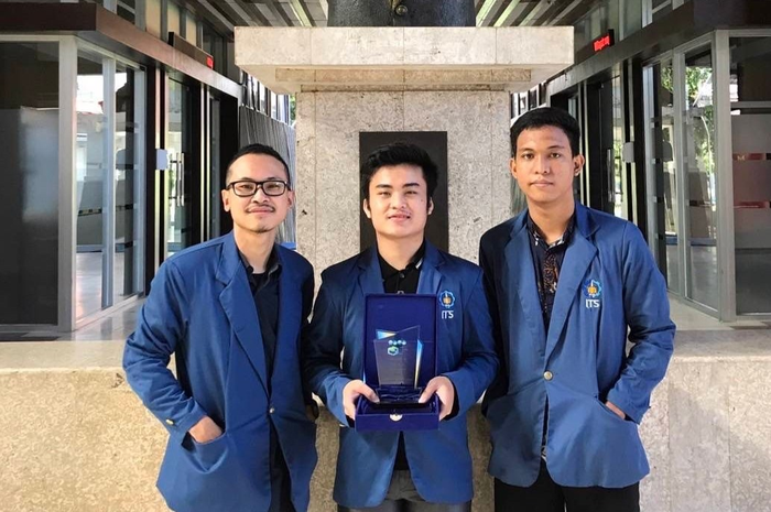 (Dari kiri ke kanan) Firman Maulana Saputra, Kornelius Sofinner Ndruru, dan Boy Triono Halolo tim mahasiswa ITS yang meracik beton geopolimer dari limbah fly ash.