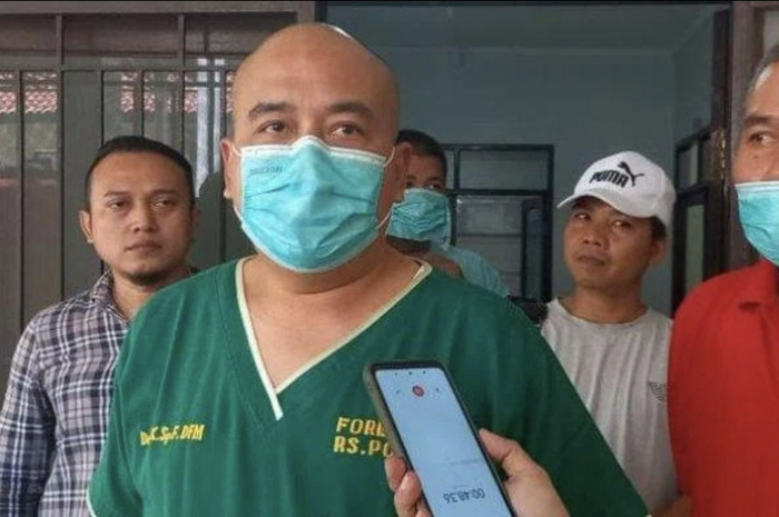 Dokter Forensik RS Polri menjawab begini soal hasil autopsi korban tembakan Bharada E. Ternyata ada bekas lem di luka kepala Brigadir J. 