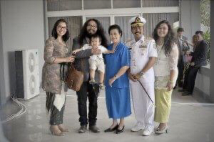 Mantan Danseskoal Laksamana Muda (Purn) Herry Setianegara sengaja membiarkan anaknya cari duit bareng Ahmad Dhani. Begini alasannya.
