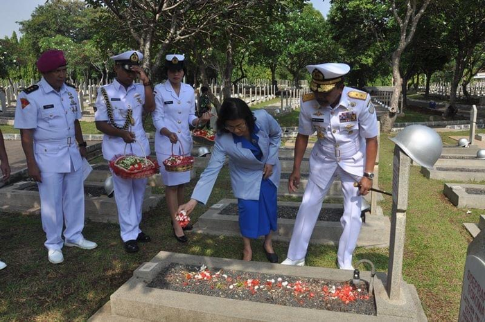Mobil ibunda gitaris kesayangan Ahmad Dhani Vega Antares remuk usai menabrak truk tronton. Sang ibunda dibawa ke RS dalam kondisi begini.