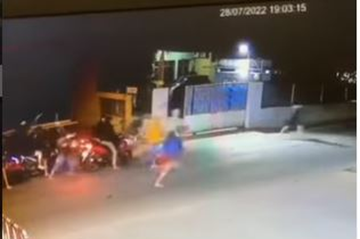 Geger sekelompok geng motor berkeliaran di Bekasi naik motor sambil acungkan senjata tajam, polisi langsung selidiki.