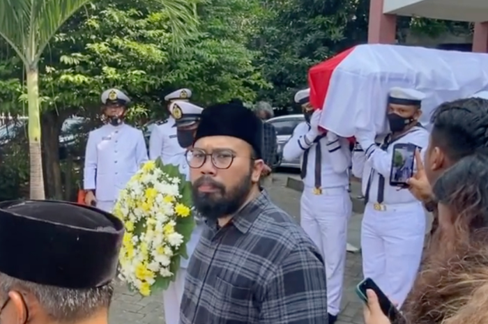 Gitaris band Dewa 19, Vega Antares kehilangan kedua orangtuanya akibat kecelakaan maut di tol Semarang-Solo.