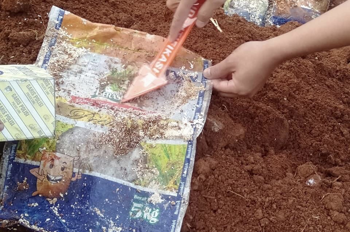 Rudi Samin pemilik tanah yang viralkan kasus beras bansos Jokowi yang dikubur ternyata punya konflik dengan JNE sejak lama. Foto sosoknya muncul.