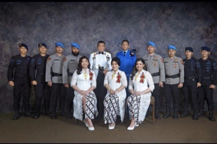 Ternyata Irjen Ferdy Sambo naik pesawat berbeda saat istrinya dikawal Brigadir J bersama Bharada E. Foto CCTV ungkap faktanya.