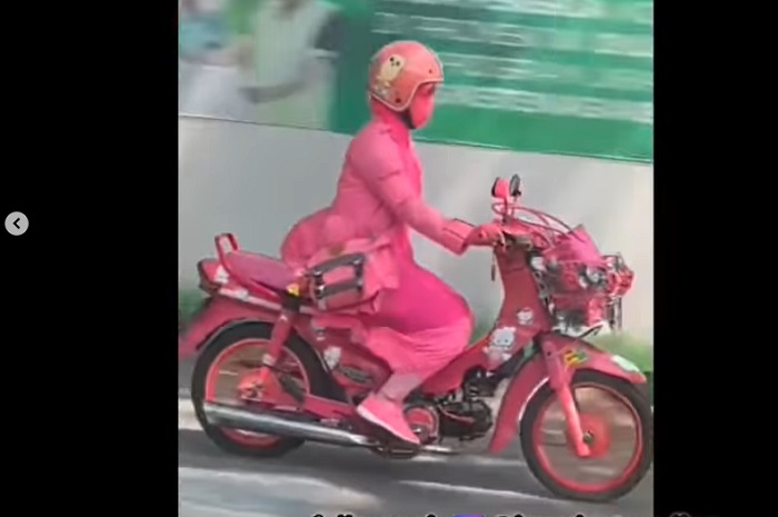 Video pemotor emak-emak bikin salah fokus, mulai helm sampai motor serba pink