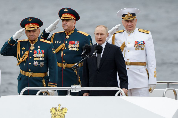 Presiden Rusia Vladimir Putin berpidato di acara peringatan hari Angkatan Laut Rusia. Putin pernah mengingatkan AS yang ingin merebut dominasi laut dunia.