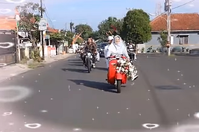 Video emak-emak berkebaya naik motor Vespa antar anaknya yang calon pengantin ke tempat pernikahan di Majalengka.