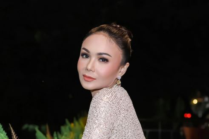 Yuni Shara bongkar ritualnya untuk menjaga wajah tetap awet muda pakai lendir ini.