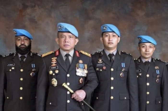 Ajudan Irjen Ferdy Sambo yang pangkatnya lebih tinggi dari Brigadir J ngumpet di balik kulkas saat Bharada E balas tembakan. 