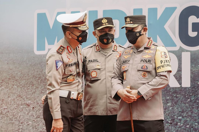 Irjen Fadil Imran terus diusik dari jabatannya. Terlebih lagi, sahabatnya sudah dicopot dari komandan tim elite Polri. Foto Kapolda Metro dikomentari.