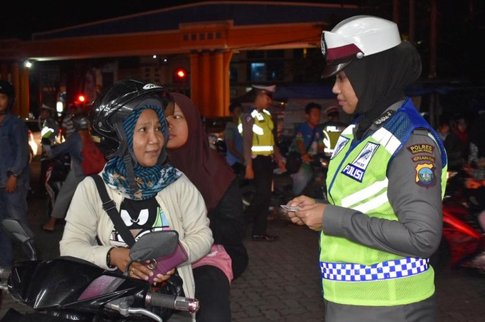 Ilustrasi polisi lakukan razia malam hari, boleh atau tidak? begini penjelasannya