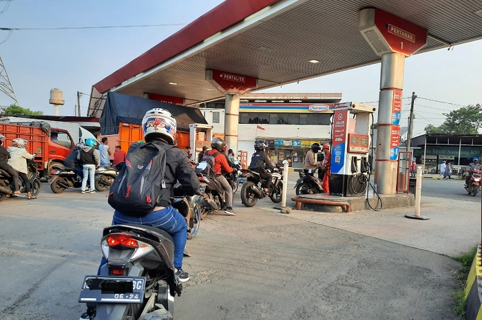 Ribuan pemudik yang tiba di Bengkulu menggunakan mobil dan motor pribadi mengeluhkan sulitnya mendapatkan Pertalite karena harus menggunakan barcode MyPertamina.