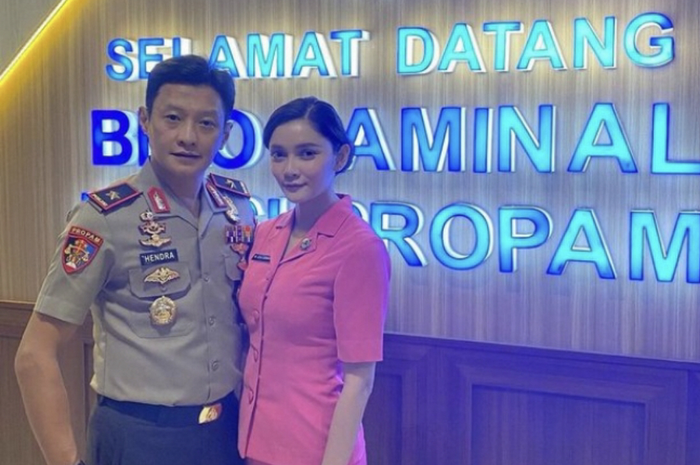 Istri Brigjen Hendra Kurniawan ternyata pernah dilabrak Nikita Mirzani gegara perkara ini. Suaminya dicopot usai tersandung kasus Brigadir J.