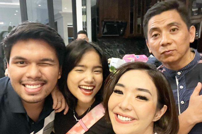 Gisel mau repot datangi pemilik pesta lantaran sudah dibbantu urus kasus video 19 detik dengan Nobu. Foto ibunda Gempi abreng Fuji bikin salfok.