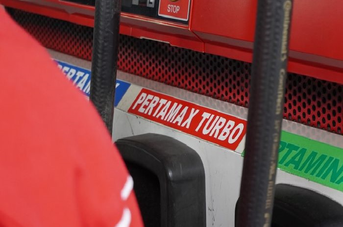 Foto ilustrasi. Cek harga bensin Pertamina terbaru setelah harga minyak dunia turun, Pertamax Turbo naik sampai segini loh.