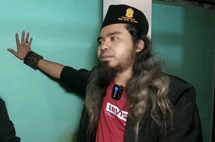 Gus Samsudin yang mengaku bukan kyai didesak jalani profesi ini lagi setelah berseteru dengan Pesulap Merah. Foto YouTuber Blitar digeruduk.