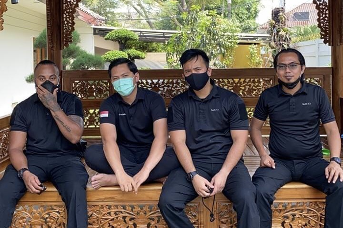 Sosok ajudan Irjen Ferdy Sambo yang duduk di sebelah Brigadir J dipertanyakan saat mereka liburan bareng. Foto pengawal Sambo bikin heboh.