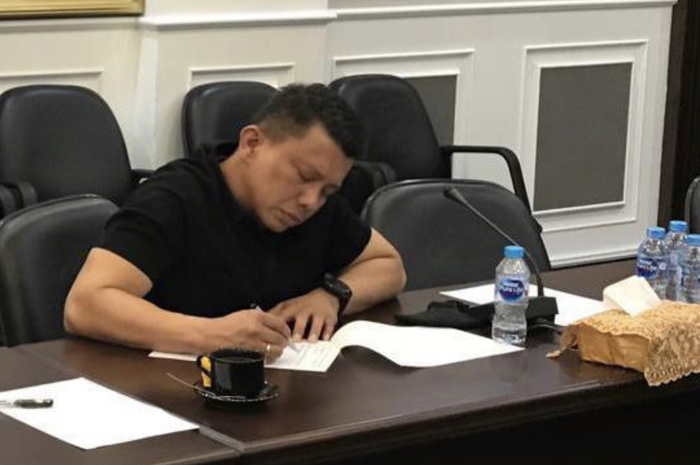 Irjen Ferdy Sambo ternyata cuma baju begini sebelum dibawa ke Mako Brimob. Pantas istriya sampai mau muncul di publik. 