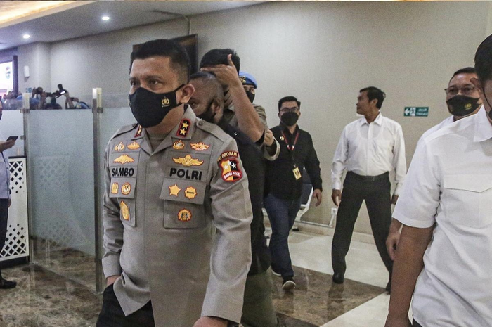 Irjen Ferdy Sambo yang disebut beri perintah tembak Brigadir J sempat pecat anak buahnya gegara kasus ini. Foto tampang oknum polisi disebarkan.