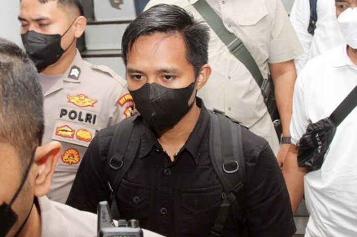 Sosok inilah yang bikin hati Bharada E meleleh. Ternyata bukan pengacara Deolipa Yumara. Foto Irjen Ferdy Sambo sampai digeruduk. 