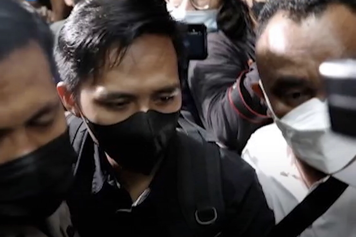 Ternyata begini cara pengacara bikin Bharada E ungkap fakta sebenarnya. Irjen Ferdy Sambo diduga ribut dengan istrinya sebelum Brigadir J tewas.