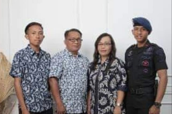 Foto ayah Bharada E akhirnya muncul. Ini sosok orangtua eks ajudan Kadiv Propam yang bikin Irjen Ferdy Sambo masuk bui.