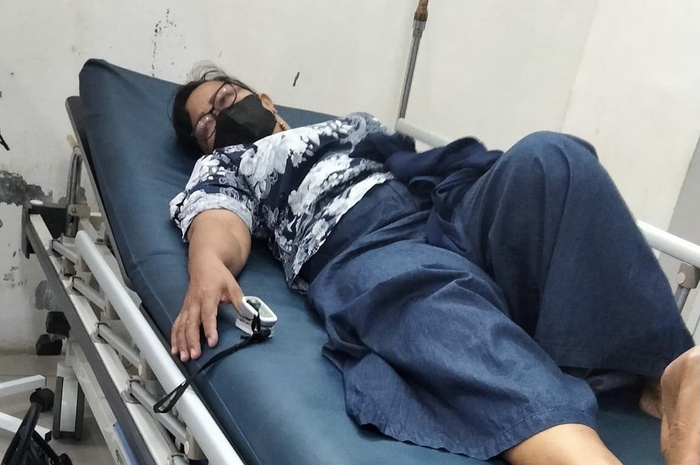 Ibunda Brigadir J tampak terbaring lemah di ranjang RS saat istri Irjen Ferdy Sambo didatangi mobil dinas hitam-hitam. Foto terkininya disorot.