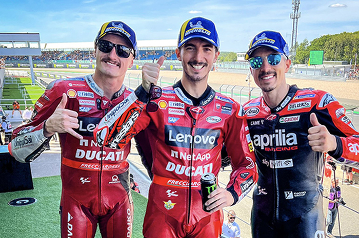 Pembalap Ducati Lenovo Team Francesco Bagnaia (tengah) juara MotoGP Inggris sabet sekaligus 4 hal penting yang tak banyak orang ngeh diikuti Maverick Vinales (kanan) dan Jack Miller (kiri) lengkapi podium
