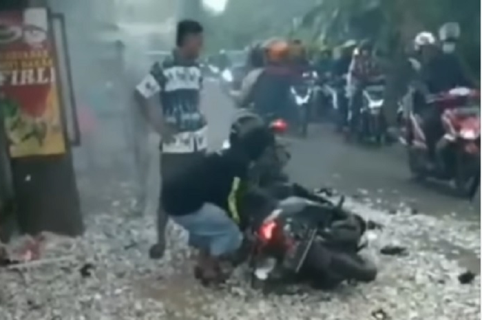 Warga geger, video pemotor bawa petasan tiba-tiba meledak di Citayam
