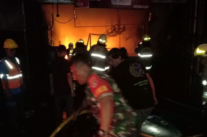 Sebuah bengkel motor di Kebon Jeruk mengalami kebakaran hebat, spare part dan alat servis ikut hangus terbakar.