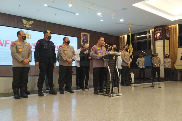 Kapolri Listyo Sigit Prabowo menyampaikan keterangan dalam jumpa pers, didampingi oleh 6 jenderal di Mabes Polri, Jakarta, Selasa (9/8/2022)