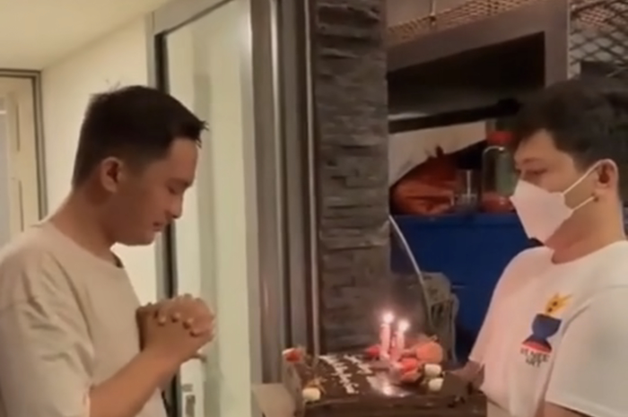 Ketika dihabisi Irjen Ferdy Sambo, Brigadir J ternyata memakai baju putih yang sama saat merayakan ulang tahun adknya. Foto ini buktinya.