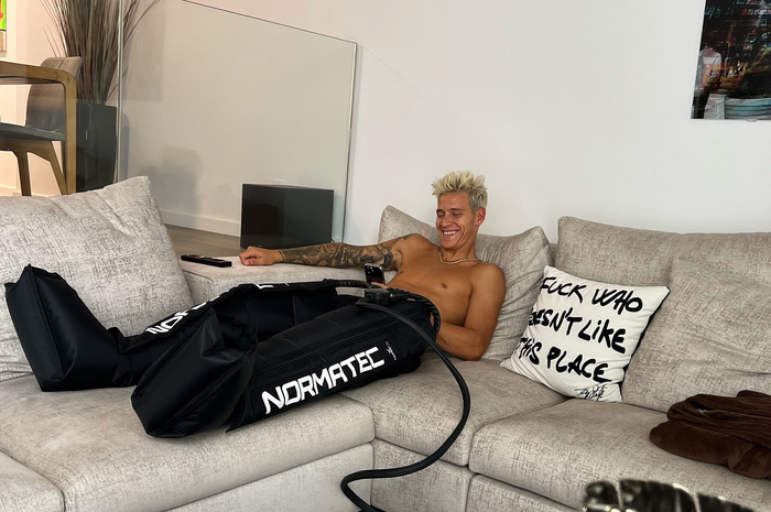Foto Fabio Quartararo dipijat pakai alat canggih seharga Honda BeAT, netizen malah salfok sama ini.