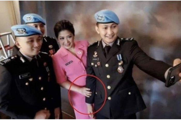 Putri Candrawathi janjikan uang segini buat Bharada E usai menghabisi nyawa Brigadir J. Foto istri Ferdy Sambo pegang tangan Yosua beredar.