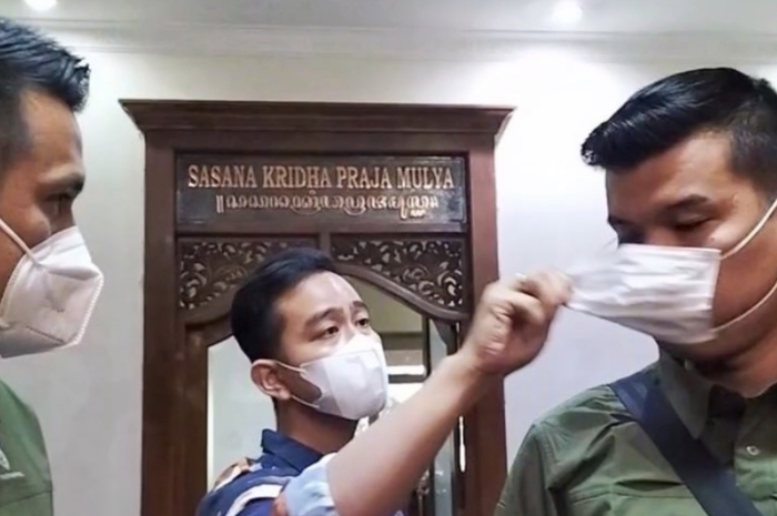 Begini alasan Wali Kota Solo Gibran Rakabuming enggan buka foto wajah korban pemukulan Paspampres. Komandannya kalang kabut. 