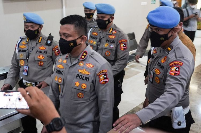  Irjen Pol Ferdy Sambo saat meninggalkan Bareskrim Polri, Jakarta, seusai menjalani pemeriksaan, Kamis (4/8/2022).