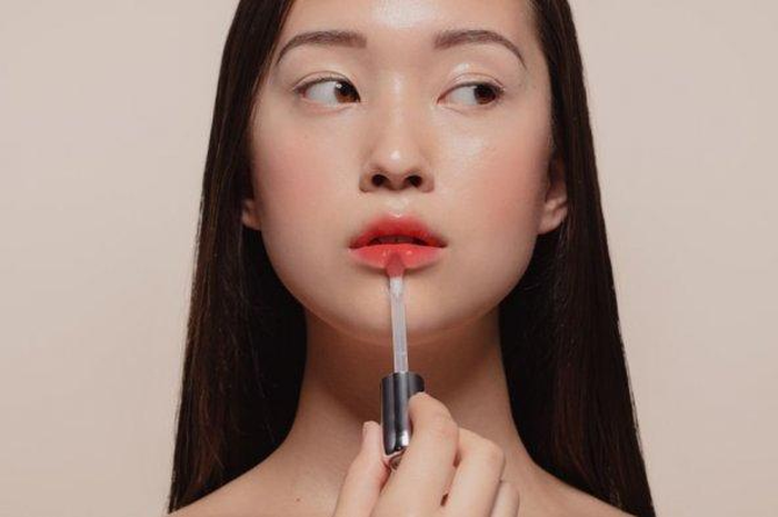 ilustrasi menggunakan liptint