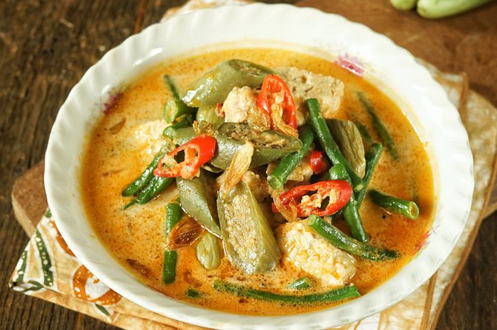 Ilustrasi sayur lodeh dengan kuah berwarna oranye.