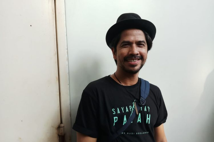 Musisi Ariyo Wahab sempat menangis usai menyaksikan film Sayap-Sayap Patah saat screening film di XXI Epicentrum, Jakarta Selatan.