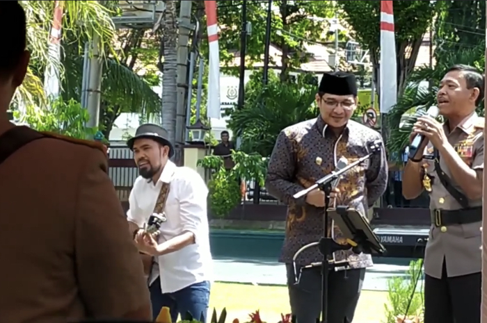 Idham Azis mantan Kapolri tukang jagal jenderal nakal ini disebut beri pesan menohok soal kasus Brigadir J saat nyanyi bareng Pasha Ungu.