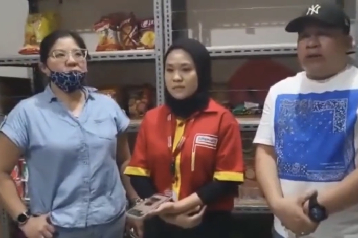 Begini cara Hotman Paris bikin wanita ambil coklat di Alfamart terpojok. Pantas Razman Nasution tekuk lutut. Foto pelaku makin dibully.