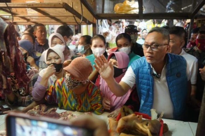 Mendag Zulkifli Hasan saat meninjau harga bapok di Pasar Dukuh Kupang Surabaya, Minggu (14/08/2022)