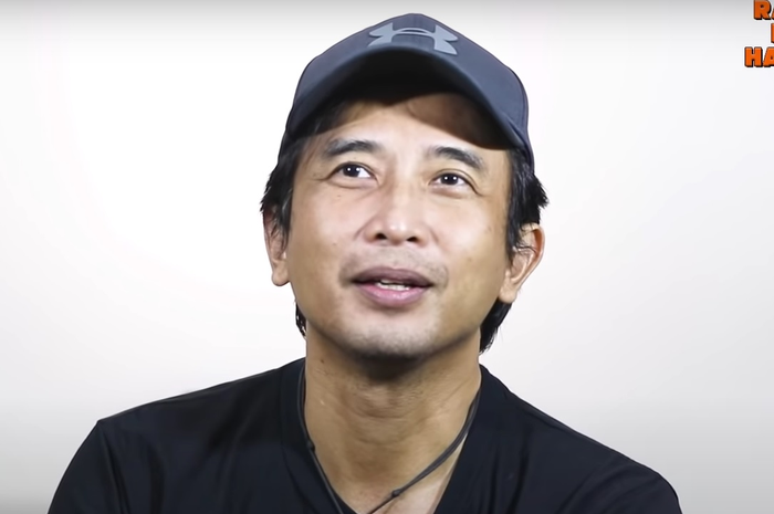 Menurut Piyu, Ahmad Dhani membuktikan kalo musik komersil nggak harus liriknya cengeng!