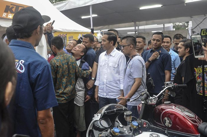 Momen Presiden Jokowi saat datangi Otobursa Tumplek Blek, kasih komentar bagus.