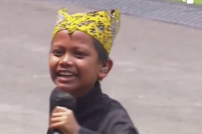 Ini biodata dan profil penyanyi cilik Farel Prayoga mantan anak jalanan yang bikin Iriana Jokowi ikut joget. Foto aksinya di Istana Merdeka viral.